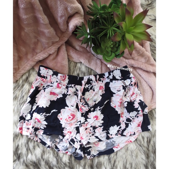 Pants - Gypsies & moondust floral flowy shorts 🌸